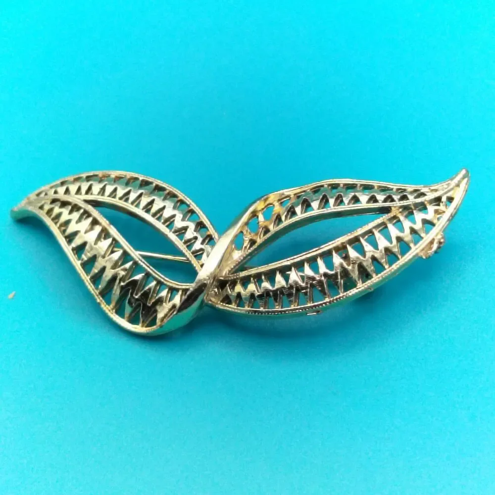 Vintage Gold Tone Filigree Leaf Scroll Brooch Pin Mid Century Modern Style